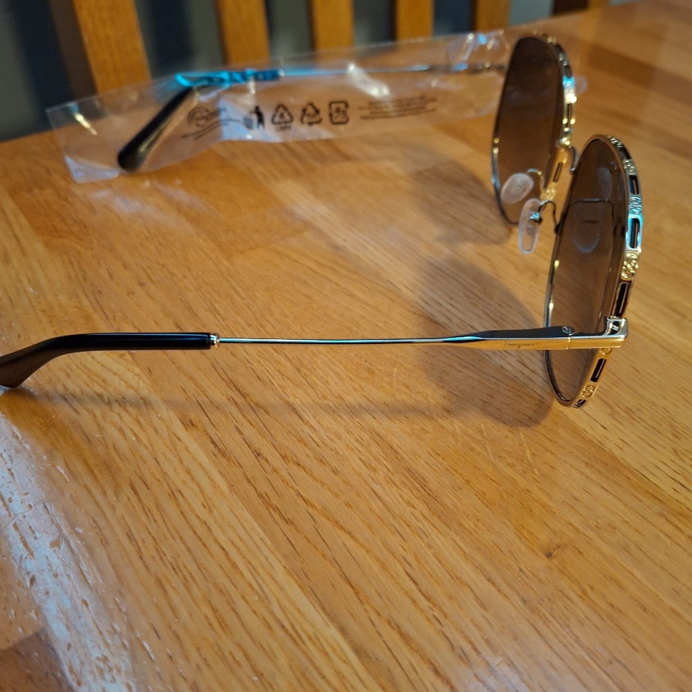 Salvatore Ferragamo Unisex 61mm Gancini Oversize Sunglasses NIB - Picture 7 of 16